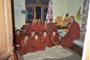 Tot 15 monniken in een kamer van 3 bij 4 meter...